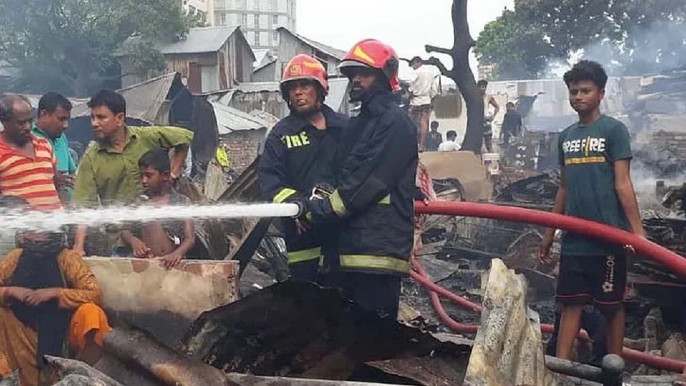 রাজধানীর মহাখালীর সাত তলা টেমুর বস্তিতে সোমবার অবৈধ গ্যাসলাইন থেকে ভয়াবহ আগুনে অগণিত বাড়িঘর পুড়ে যায়-ছবি: সংগৃহীত 